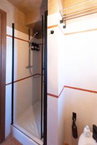 een douche met een glazen deur in een badkamer bij La Locanda del Pellegrino, Velletri apartment in Velletri +13 foto's