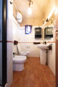 een badkamer met toilet en wastafel bij La Locanda del Pellegrino, Velletri apartment in Velletri