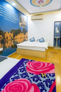 Postel nebo postele na pokoji v ubytování Hotel Robin Jaisalmer Near fort view