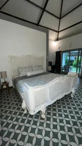 Ένα ή περισσότερα κρεβάτια σε δωμάτιο στο flousrish garden, cosy Home