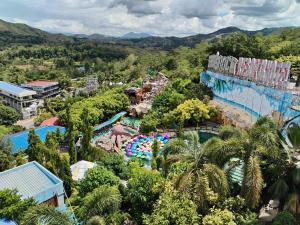 Bazén v ubytování Sam's Mountainview Resort & Hotel nebo v jeho okolí