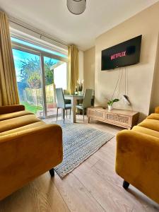 sala de estar con sillas y mesa con vistas en Enfield Contractor Base With Games Room, en Brimsdown Station