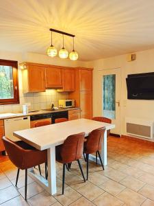 Η κουζίνα ή μικρή κουζίνα στο Rivière et Lodge 4 étoiles - Auvergne - Cantal