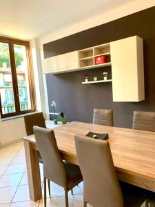 a dining room with a wooden table and chairs at Appartamento Alice a Malpensa Aeroporto in Somma Lombardo