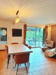 TV a/nebo společenská místnost v ubytování Rivière et Lodge 4 étoiles - Auvergne - Cantal