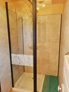 Koupelna v ubytování Rivière et Lodge 4 étoiles - Auvergne - Cantal + 19 fotografií