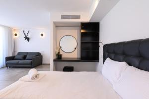 Un pat sau paturi într-o cameră la דירת סטודיו יוקרתית עם נוף לים ובריכה מחוממת דקה מהחוף +21 fotografii