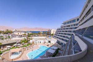 Piscina de la sau aproape de דירת סטודיו יוקרתית עם נוף לים ובריכה מחוממת דקה מהחוף