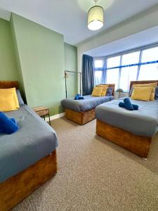 una habitación con dos camas en una habitación en Enfield Contractor Base With Games Room, en Brimsdown Station