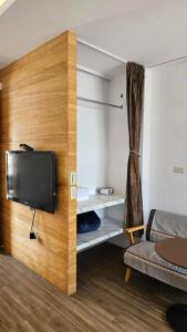 TV a/nebo společenská místnost v ubytování 紅白瓦八月