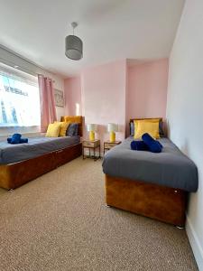 Un dormitorio con dos camas y una ventana en Enfield Contractor Base With Games Room, en Brimsdown Station 15 fotos más