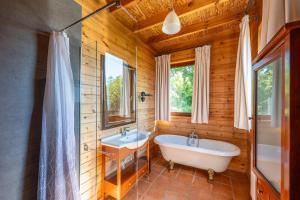 a bathroom with two sinks and a tub and a window at Sous le Cielle d'Ardenne in La Roche-en-Ardenne