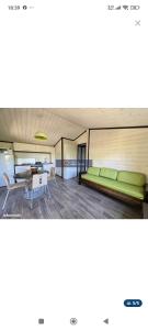 Una habitación con cama y mesa en Chalet César, en Solliès-Toucas