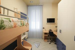 um quarto com um beliche e uma secretária com um computador em MONOPOLI MIA em Monopoli