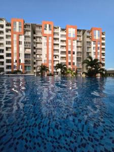 a large swimming pool in front of tall buildings at Espectacular Apto de 3 Habitaciones con piscina y parqueadero gratuito excelente relacion calidad precio in Girardot