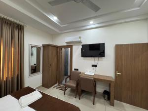 TV a/nebo společenská místnost v ubytování Gokul Dham