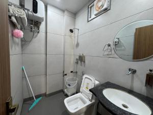 Koupelna v ubytování Gokul Dham + 20 fotografií