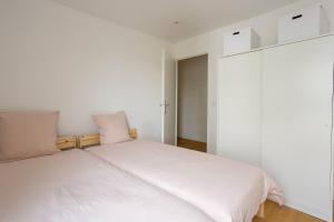 En eller flere senge i et værelse på large appartment 2 parking spaces 5mn paris