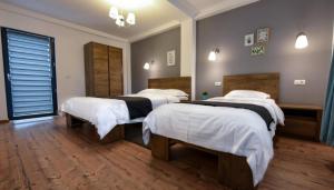 Ένα ή περισσότερα κρεβάτια σε δωμάτιο στο Pensiunea La Mustata +11 φωτογραφίες