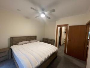 Ένα ή περισσότερα κρεβάτια σε δωμάτιο στο Gardner Country Manor +5 φωτογραφίες