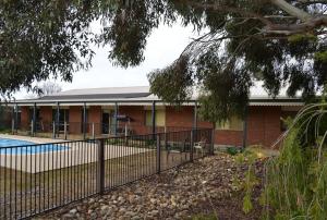 Πισίνα στο ή κοντά στο Gardner Country Manor