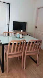 Una mesa de comedor con dos sillas y un televisor. en Stay at Sanremo Oasis Cebu, en Cebú 6 fotos más