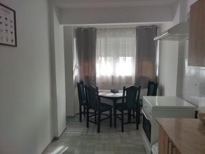 Una cocina con una mesa y sillas en una cocina. en Aleksj, en Irig