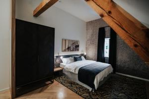 ein Schlafzimmer mit einem Bett und einem großen Fenster in der Unterkunft Heritage Hotel Knopp in Novska + 58 Fotos