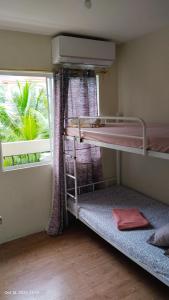 Dos literas en una habitación con ventana. en Stay at Sanremo Oasis Cebu, en Cebú