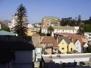 a group of houses in a city with buildings at Departamento acogedor con excelente ubicación in El Cerrillo