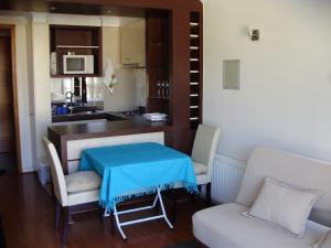 a small kitchen with a table and chairs in a room at Departamento acogedor con excelente ubicación in El Cerrillo