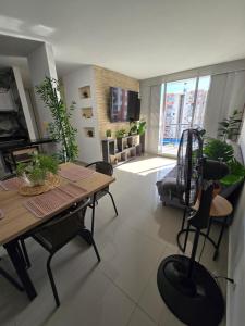 a living room with a table and some plants at Espectacular Apto de 3 Habitaciones con piscina y parqueadero gratuito excelente relacion calidad precio in Girardot