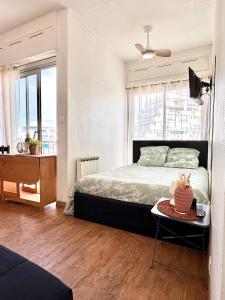 ラ・グランド・モットにあるAppartement tout équipé, à deux pas de la plageのベッドとテーブルと窓のある寝室