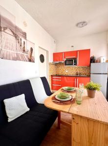 ラ・グランド・モットにあるAppartement tout équipé, à deux pas de la plageのリビングルーム(ソファ、木製テーブル付) +8枚の写真