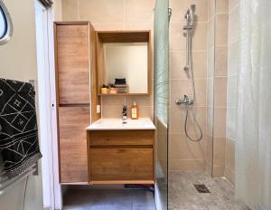 ラ・グランド・モットにあるAppartement tout équipé, à deux pas de la plageの洗面台とシャワー付きのバスルーム
