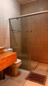 Un baño con ducha de cristal con inodoro. en BJLapa Residence 1, en Bom Jesus da Lapa
