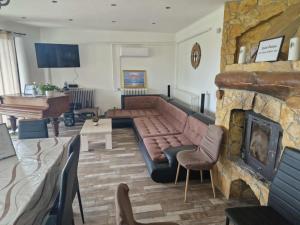 a living room with a couch and a fireplace at Szelek Palotája in Écs