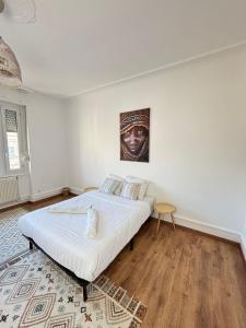 a bedroom with a bed and a painting on the wall at Soh Rent appartement Schiltigheim proche strasbou - 4p - TV - wifi - Balcon in Schiltigheim +13 photos