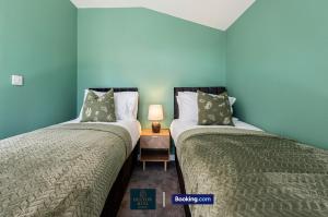 Postel nebo postele na pokoji v ubytování Luxury Retreat For 10 - Short Lets & Serviced Accommodation Manchester With Hot Tub and Spacious Garden
