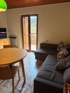 una sala de estar con un sofá y una mesa en respirodabruzzo, en Villetta Barrea