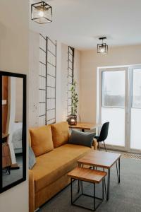 un soggiorno con un divano e un tavolo di CityStudio Częstochowa "garage free" a Częstochowa
