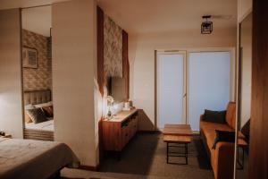 una camera da letto con un letto, una scrivania e un divano di CityStudio Częstochowa "garage free" a Częstochowa Altre 15 foto