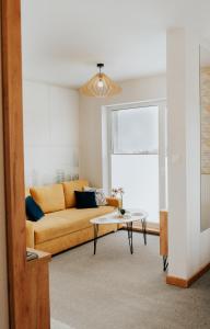 un soggiorno con un divano e un tavolo di CityStudio Częstochowa "garage free" a Częstochowa