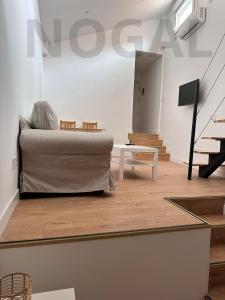un soggiorno con un divano e un tavolo di Casa Sergio a Madrid