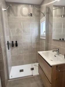 un bagno con doccia e lavandino di Casa Sergio a Madrid