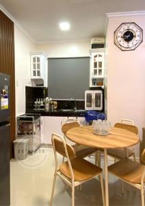 une cuisine avec une table et des chaises dans une cuisine dans l'établissement Cozy Home, à Dipolog