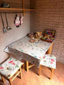 una mesa con un mantel encima en respirodabruzzo, en Villetta Barrea