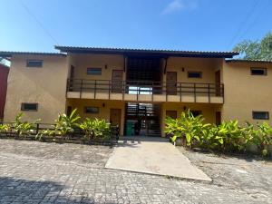 un edificio con balcón y patio en Estúdio com piscina, en Trancoso 28 fotos más