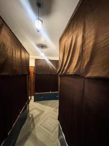 Una habitación oscura con una cortina y un escenario. en Mosaic Hostel Varanasi, en Varanasi