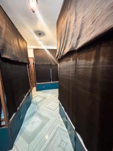 una habitación con un suelo cubierto de cristal en Mosaic Hostel Varanasi, en Varanasi